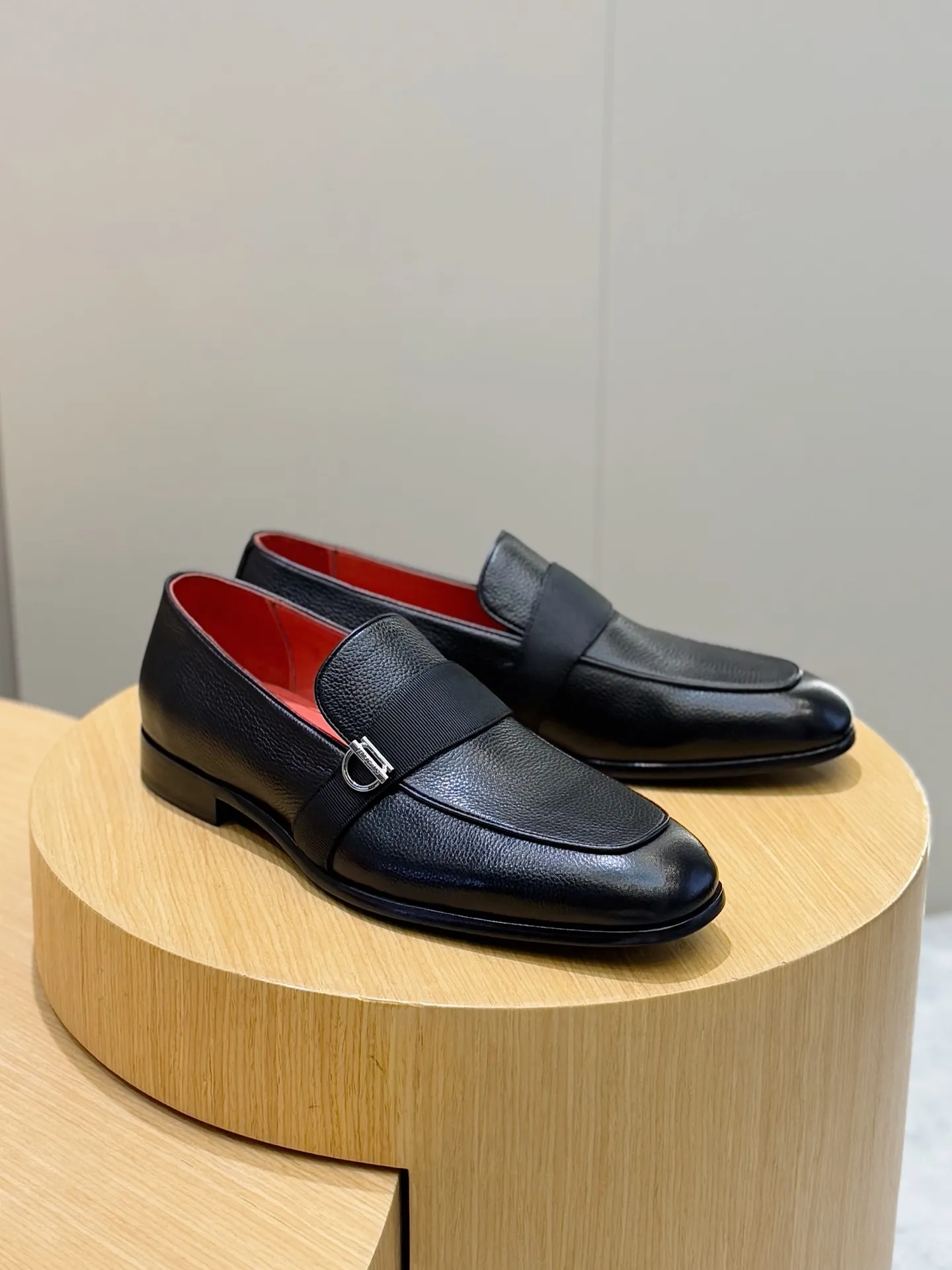 [Ferragam] Top P: 960💰 Size: 39-44 (38. 45.46 can be customized) Ferragamo Gancini buckle moccasins. These men's loafers are exquisite and gorgeous, with shiny patent leather uppers that highlight urban style. The almond-shaped toe adds a stylish touch, with three-dimensional stitching around the upper and contrasting tubular piping for a unique silhouette. The shoes are exquisitely crafted, with grosgrain ribbons and metallic Gancio buckles adding a classic touch, complementing the contrasting red accents. Finished with a slim leather sole. Imported cowhide upper + cowhide lining + genuine leather outsole.